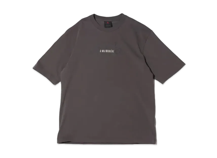 A MA MANIERE × JORDAN Tee "Midnight Fog/Light Cream"